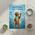 Mockup flat lay del poster Arte Digital Collar Antipulgas sobre superficie de madera con accesorios para mascotas